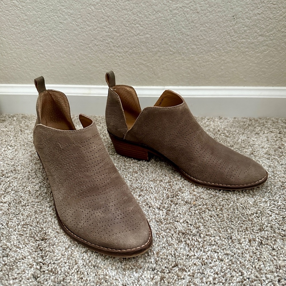 Lucky Brand pewter perforated notch-side ankle booties, size 8
